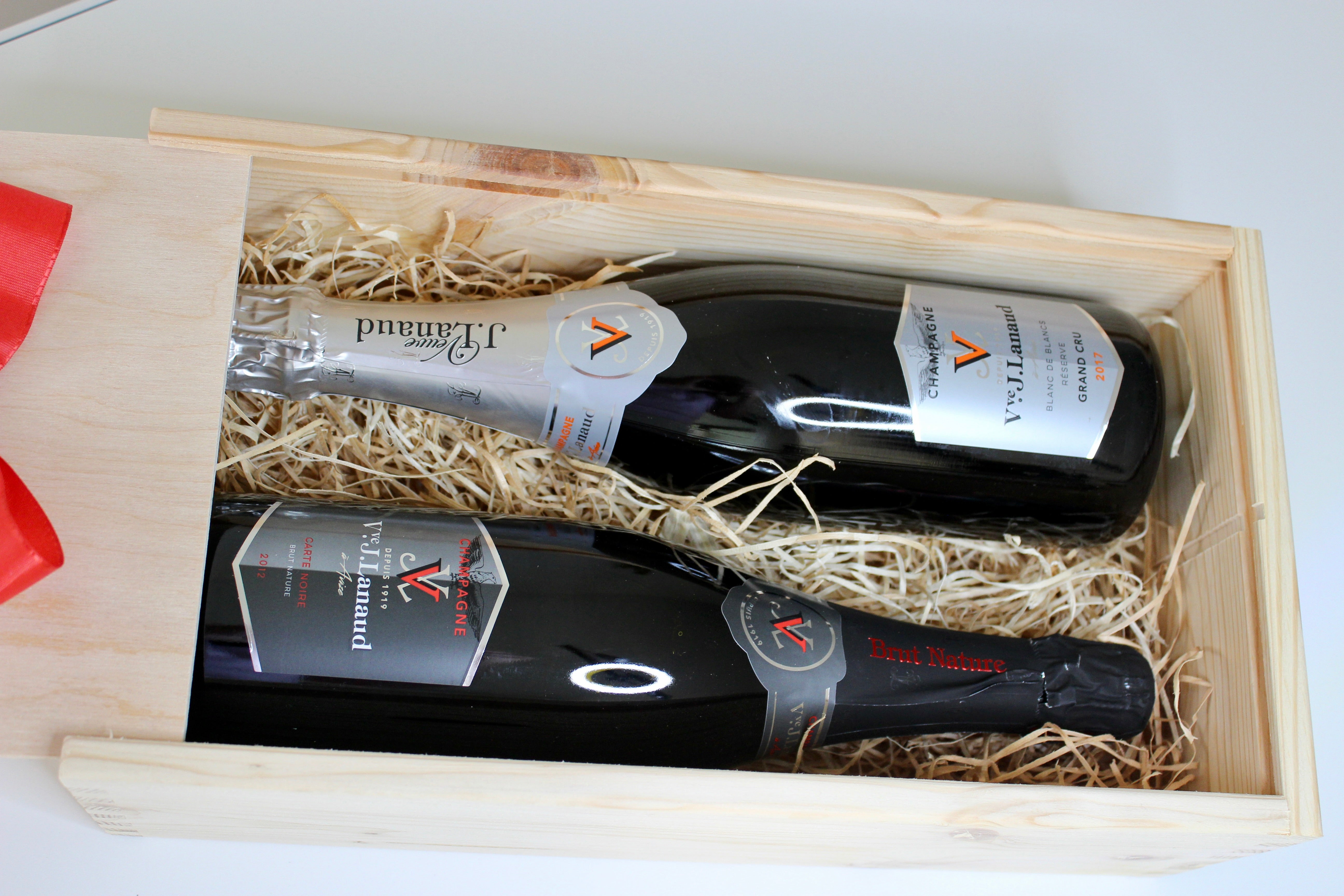 Champagnifique geschenkkist – J. van 2 met Houten flessen Veuve Lanaud